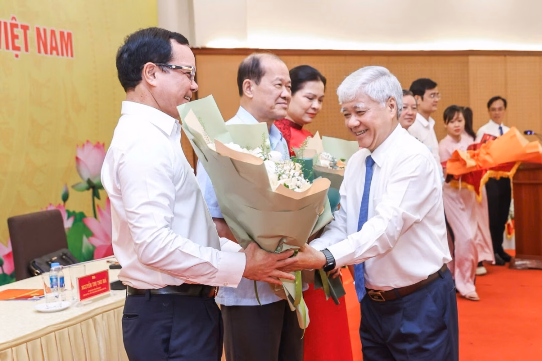 Ủy viên Bộ Chính trị, Bí thư Trung ương Đảng, Chủ tịch Ủy ban Trung ương MTTQ Việt Nam Đỗ Văn Chiến và Ủy viên Trung ương Đảng, Chủ tịch Tổng Liên đoàn Lao động Việt Nam Nguyễn Đình Khang trao khen thưởng tới các tập thể được vinh danh trong Chương trình Vinh quang Việt Nam, với chủ đề 20 năm khơi nguồn sức mạnh Việt Nam.