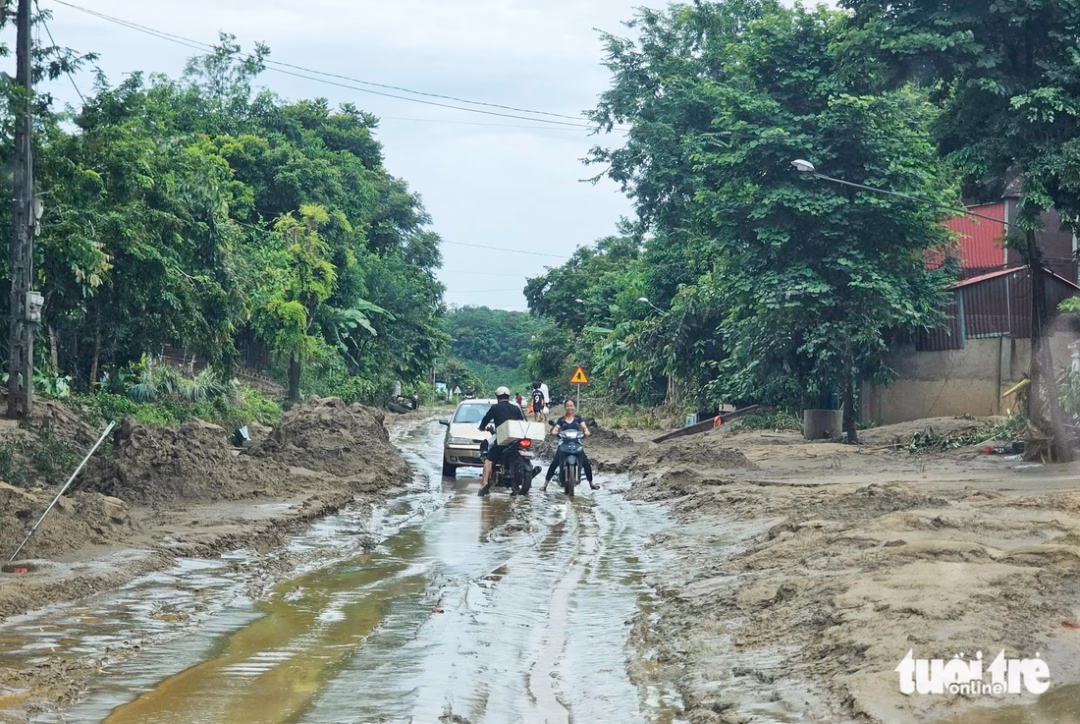 Cứu trợ Nghệ An: 16 chuyến bay thả 2 tấn hàng hóa, đảm bảo dân không đói khát Sáng 25-7, tuyến quốc lộ 7 lên các xã Con Cuông, Tương Dương, Mường Xén đã thông tuyến - Ảnh: DOÃN HÒA