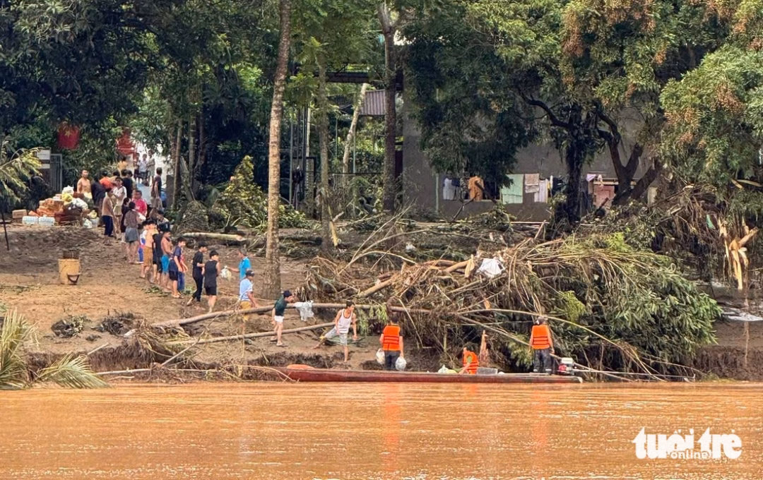 Cứu trợ Nghệ An: 16 chuyến bay thả 2 tấn hàng hóa, đảm bảo dân không đói khát Một số khu vực bị chia cắt phải tiếp cận cứu trợ bằng thuyền - Ảnh: DOÃN HÒA