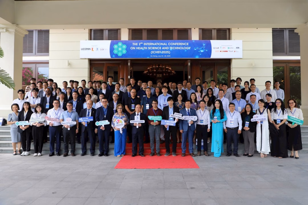 Đà Nẵng: Hội thảo quốc tế về Khoa học và Công nghệ Sức khỏe 2025 – Kết nối tri thức toàn cầu vì sức khỏe cộng đồng Các đại biểu, diễn giả chụp hình lưu niệm tại Hội thảo quốc tế về Khoa học và Công nghệ Sức khỏe lần thứ 2 – ICHST-2025.