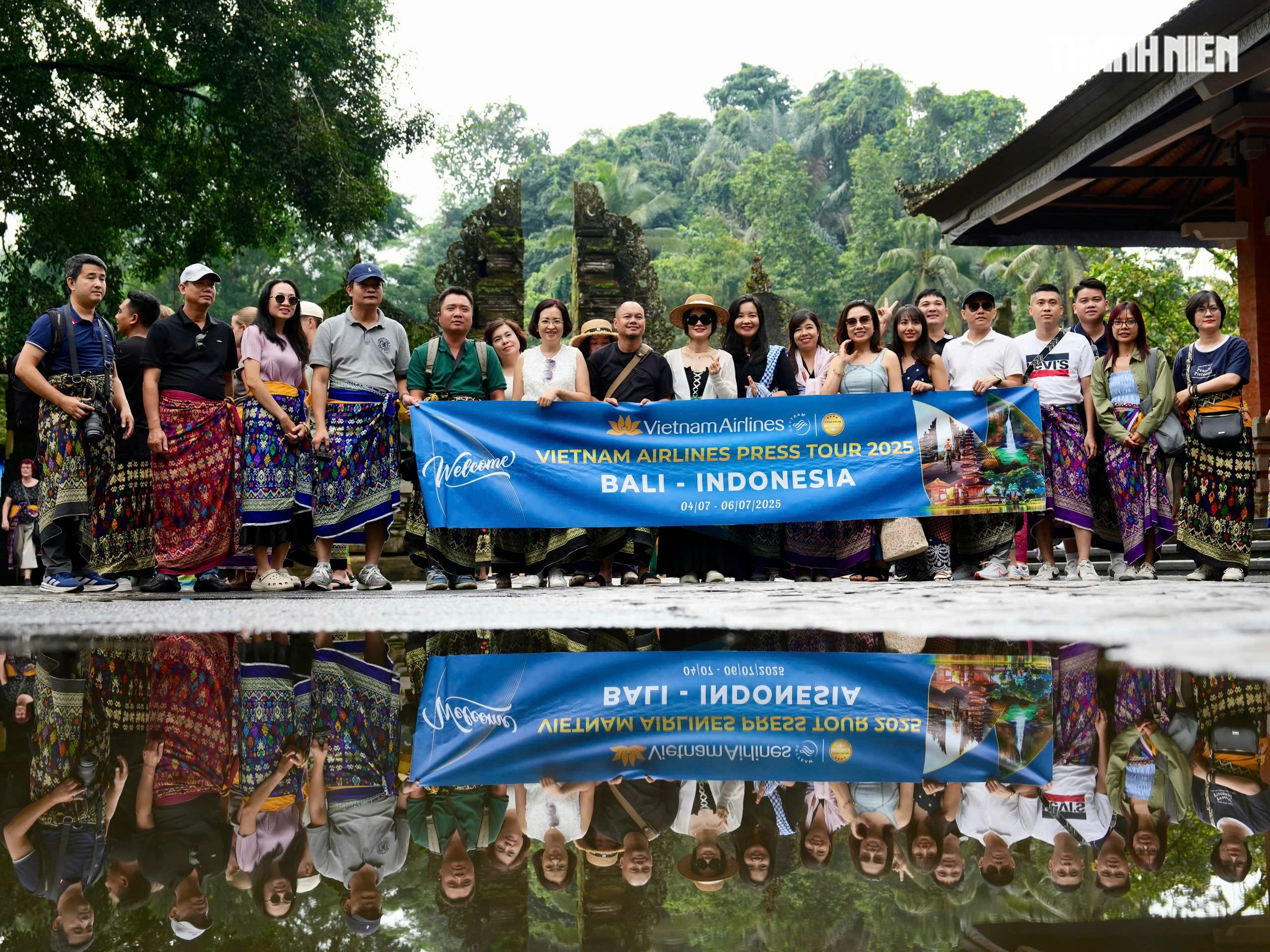Từ Việt Nam, du khách có thể đến đền Tirta Empul, tham quan nhiều điểm du lịch khách tại Bali qua các chuyến bay thẳng. Đại diện Vietnam Airlines cho biết, hãng đang khai thác đều đặn các chuyến bay khứ hồi hằng ngày trên cả hai chặng TP.HCM – Jakarta và TP.HCM – Denpasar, sử dụng các dòng máy bay hiện đại như Airbus A321/A321NEO và dịch vụ tiêu chuẩn quốc tế