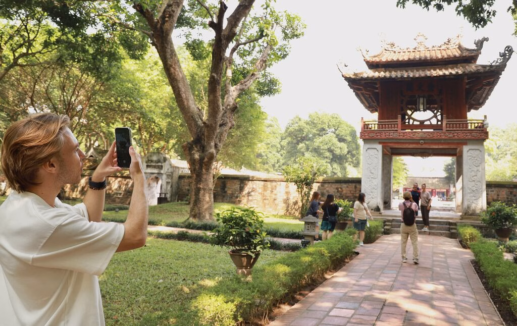 Hà Nội đặt mục tiêu đón 31 triệu lượt du khách trong năm nay Xe buýt 2 tầng mang đến trải nghiệm ngắm nhìn toàn cảnh Thủ đô từ trên cao.