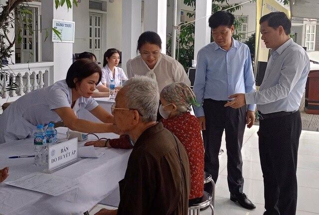Các y bác sĩ thăm khám cho các thương bệnh binh. Ảnh: VGP/Thiện Tâm