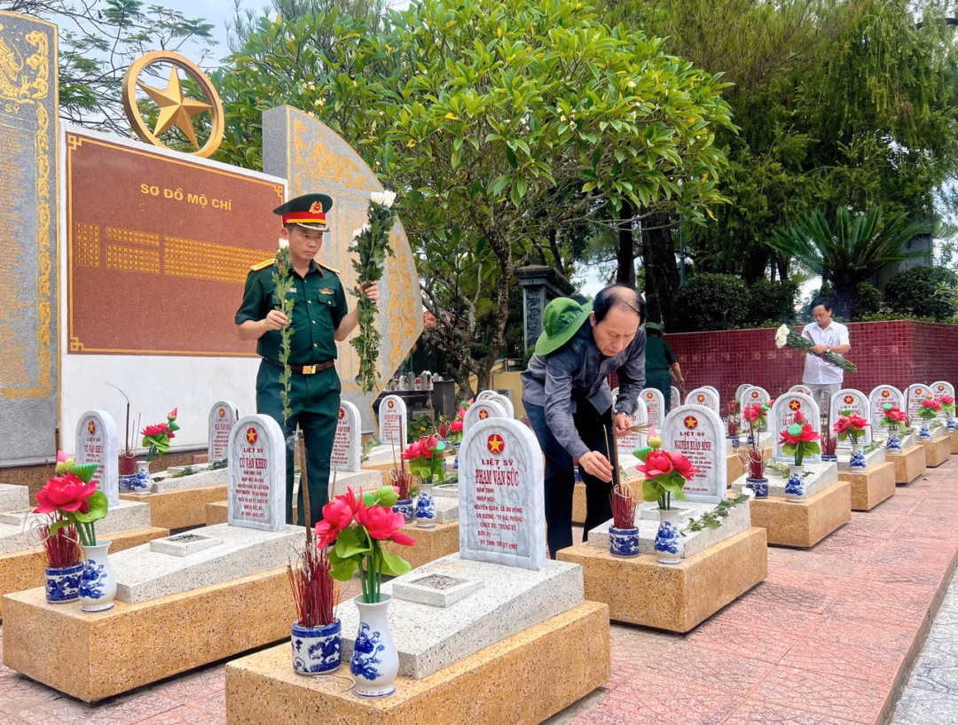 Bí thư Thành ủy, Trưởng đoàn ĐBQH Hải Phòng Lê Tiến Châu thắp hương tưởng nhớ các Anh hùng liệt sĩ