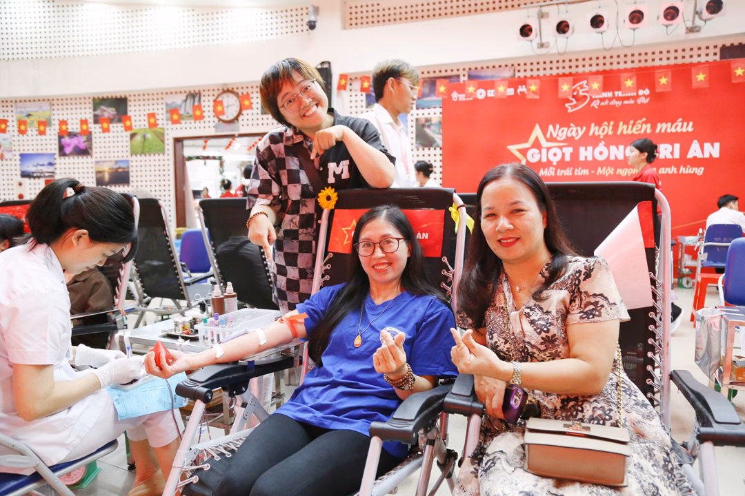 Hiến máu “Giọt hồng tri ân”, nhiều người dân hân hoan cùng tham gia Chị Hoàng Hiền tham gia hiến máu cùng đồng nghiệp.