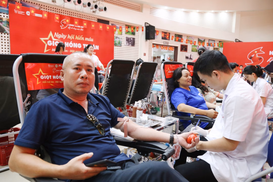 Hiến máu “Giọt hồng tri ân”, nhiều người dân hân hoan cùng tham gia