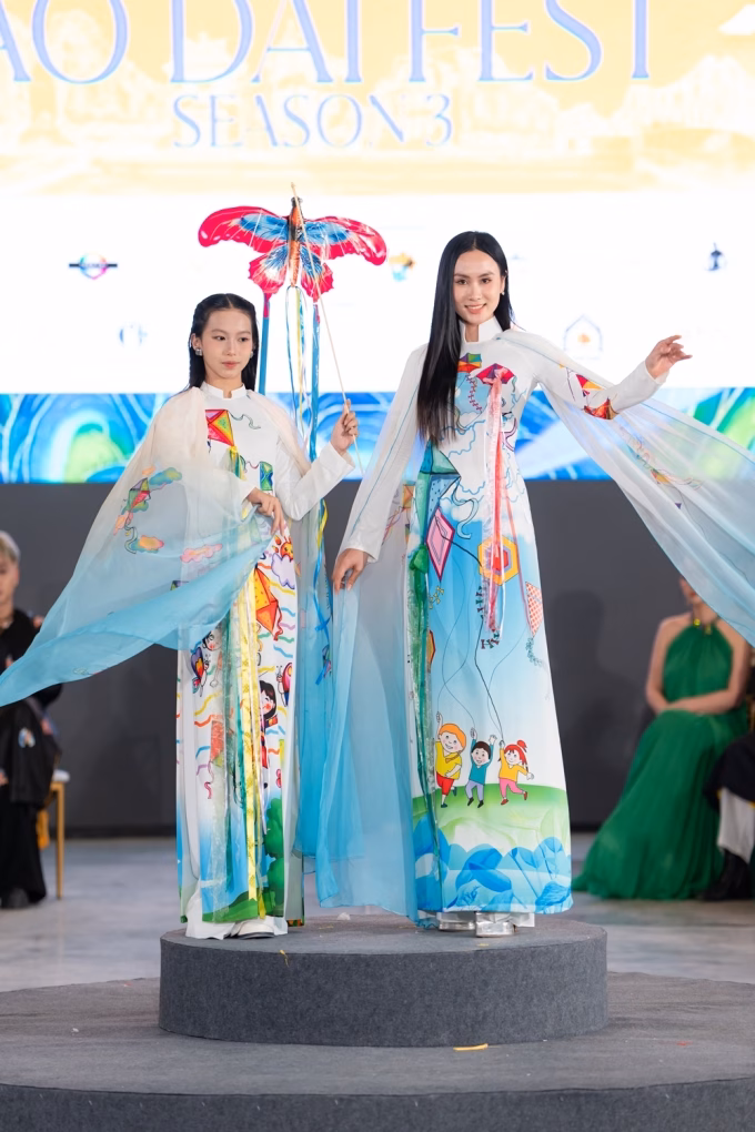 Hoa hậu và người đẹp tôn vinh áo dài tại lễ hội di sản Một số nhà mốt đưa tranh vẽ của thiếu nhi lên tà áo.