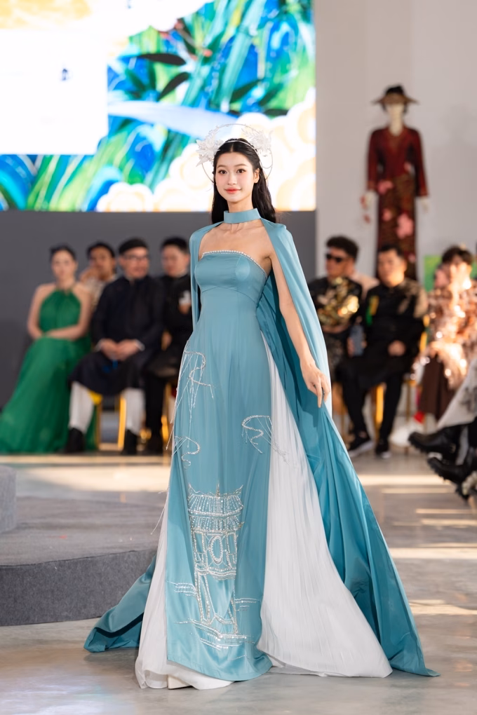 Hoa hậu và người đẹp tôn vinh áo dài tại lễ hội di sản Top 5 Miss Cosmo Vietnam 2025 - Hoàng Kim Ngân - thể hiện trang phục trong bộ sưu tập "Kinh kỳ" của nhà thiết kế Dũng Nguyễn.