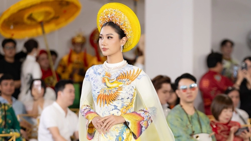 Hoa hậu và người đẹp tôn vinh áo dài tại lễ hội di sản Màn catwalk của Phương Linh. Video: Nhân vật cung cấp