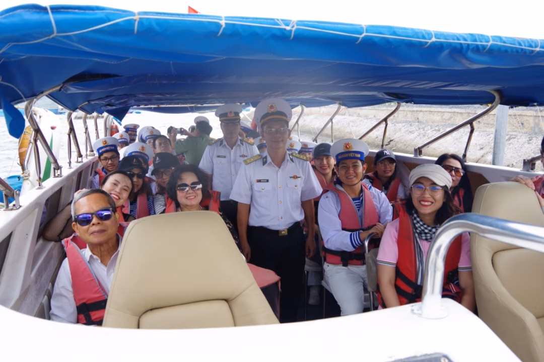 Học sinh khám phá Cam Ranh: Hành trình tìm hiểu lịch sử và trách nhiệm công dân Các “lính Hải quân nhí” lắng nghe hướng dẫn của Thủ trưởng Trung đoàn Ra-đa, Thượng tá Phùng Văn Uẩn
