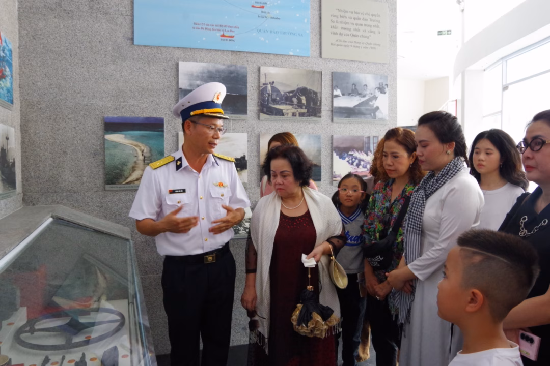 Học sinh khám phá Cam Ranh: Hành trình tìm hiểu lịch sử và trách nhiệm công dân Thành viên trong đoàn nghẹn ngào xúc động khi được nghe thuyết minh về những kỷ vật để lại của các chiến sĩ Gạc Ma. Ảnh: MINH KHÔI
