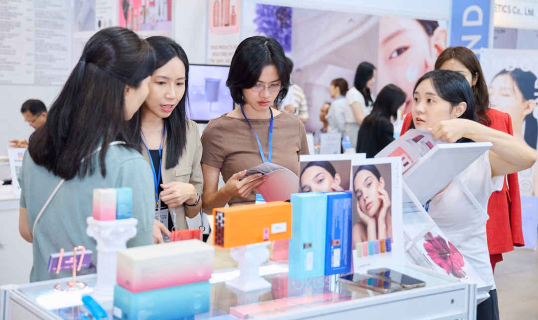 Hơn 3.000 thương hiệu tham gia triển lãm làm đẹp tại TP.HCM Nhiều bạn trẻ đến tham quan, trải nghiệm dùng thử các loại sản phẩm trang điểm.