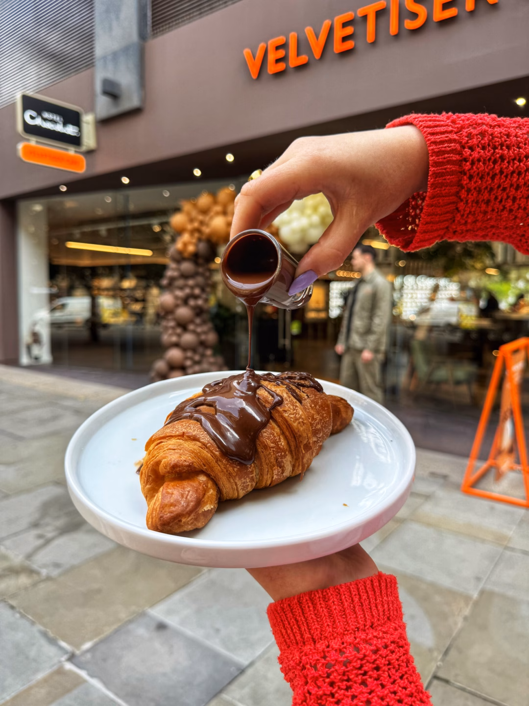 Hotel Chocolat mở quán cà phê Velvetiser đầu tiên tại Manchester Croissant with a molten chocolate pot