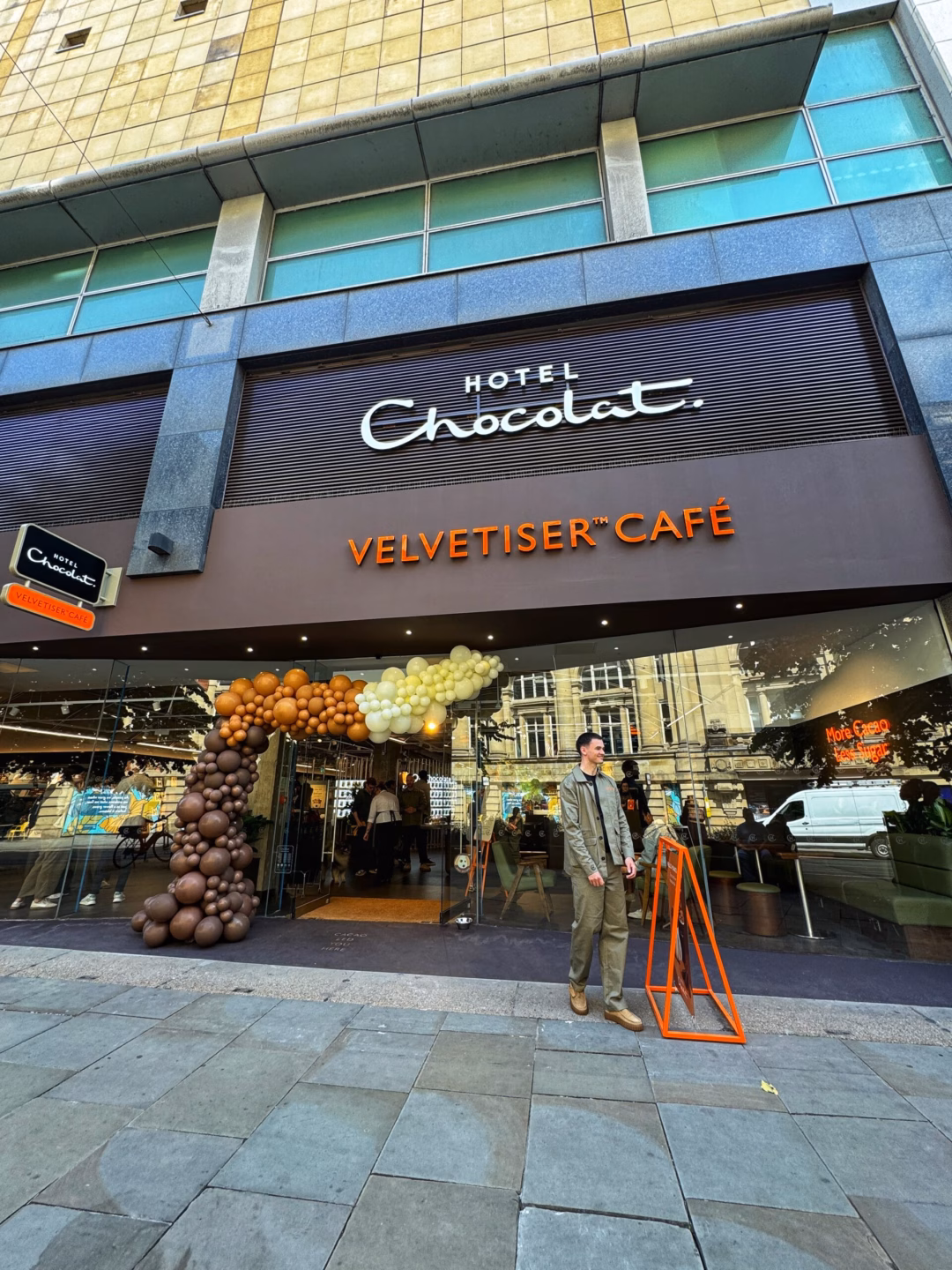 Hotel Chocolat mở quán cà phê Velvetiser đầu tiên tại Manchester Hotel Chocolat's new Velvetiser Cafe in Manchester