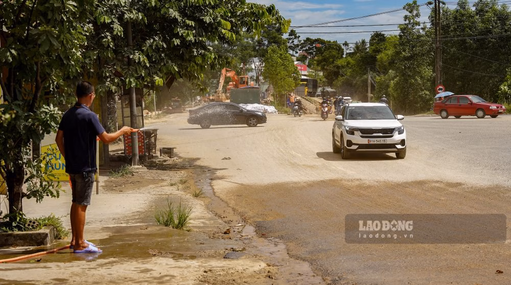 Ngày 27.7, trao đổi với Lao Động, ông Trần Anh Tuấn - Đại diện đơn vị thi công là Công ty CP Xây dựng Thương mại 118 Thăng Long cho biết, sau khi nhận được phản ánh, đơn vị sẽ cho rải đá, lu lèn để hạn chế đất từ đường tạm cuốn lên các bánh xe phương lưu thông gây đất, bụi bẩn. ”Vì lưu lượng xe lưu thông qua đoạn tuyến lớn nên thời gian tới, chúng tôi sẽ cho tưới nước thường xuyên hơn để giảm thiểu tối đa bụi bẩn ảnh hưởng cuộc sống người dân” - ông Tuấn nói.