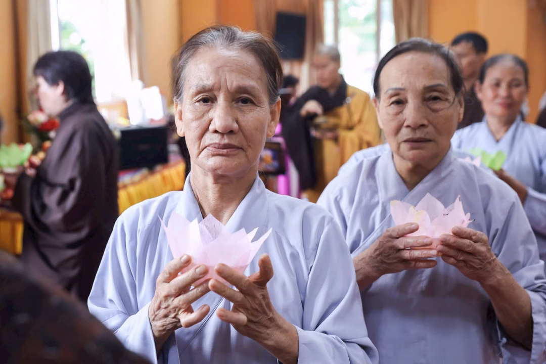 Lễ Tưởng Niệm và Nguyện Cầu Quốc Thái Dân An khởi động Hành Trình Báo Công Các Phật tử thành tâm cúng đăng - dâng ánh sáng tri ân đến anh linh các anh hùng liệt sĩ và hướng về sự thanh bình, an hòa cho đất nước. Ảnh: Quang Vinh.