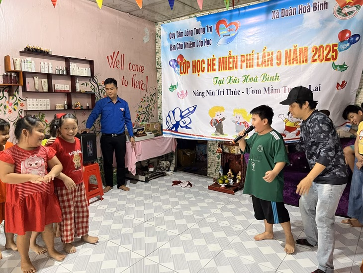 Lớp học hè miễn phí cho trẻ em nghèo với “giảng viên” đặc biệt Các bạn nhỏ thử nhập vai diễn xuất - Ảnh: LAN NGỌC