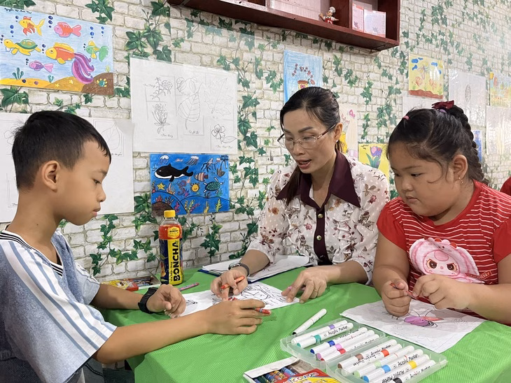 Lớp học hè miễn phí cho trẻ em nghèo với “giảng viên” đặc biệt Lớp học có sự đồng hành của các giáo viên tình nguyện với mong muốn gieo mầm tri thức cho trẻ em vùng nông thôn - Ảnh: LAN NGỌC