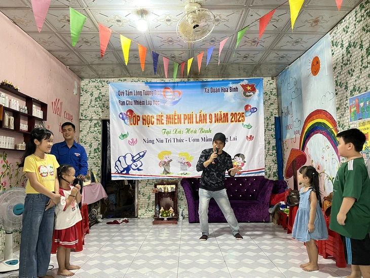 Lớp học hè miễn phí cho trẻ em nghèo với “giảng viên” đặc biệt Nhiều bạn nhỏ hào hứng và bất ngờ với màn thị phạm diễn xuất đóng vai các nhân vật trong truyện cổ tích của nghệ sĩ Sơn Đăng ngay tại lớp học - Ảnh: LAN NGỌC
