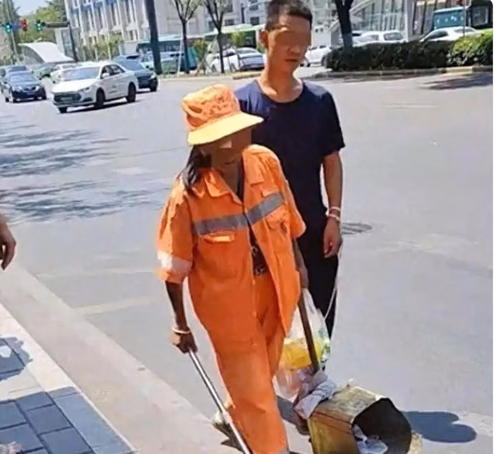 Mẹ con lao công gây bão mạng Trung Quốc vì nhặt rác giữa trời nắng Hai mẹ con nhặt rác gần một điểm du lịch nổi tiếng ở Tây An, tỉnh Thiểm Tây. (Ảnh: Baidu)