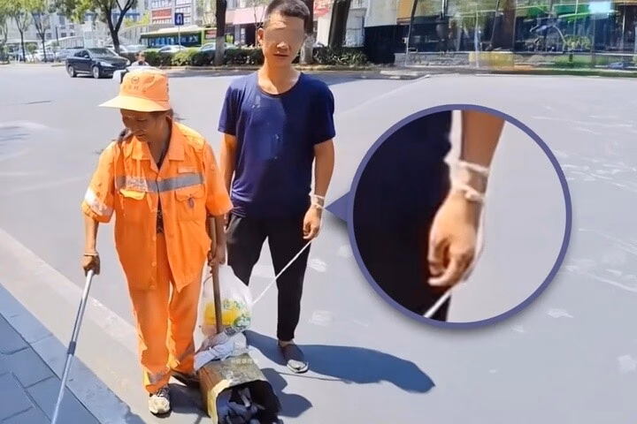 Mẹ con lao công gây bão mạng Trung Quốc vì nhặt rác giữa trời nắng Người mẹ phải đưa con trai đi làm vì không đủ khả năng chi trả cho dịch vụ chăm sóc, và sợi dây giúp giữ an toàn cho con trai. (Ảnh: Baidu)