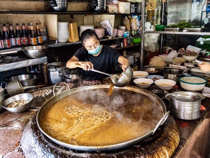 Mì Bò Huyền Thoại 50 Năm Không Tắt Lửa ở Bangkok Không gian quán phảng phất nét hoài cổ - Ảnh: Business Insider