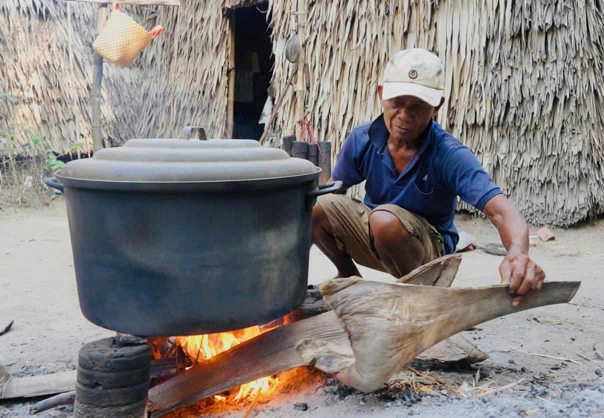 Những ngày thu hoạch lượng mật nhiều người dân dùng nồi để nấu