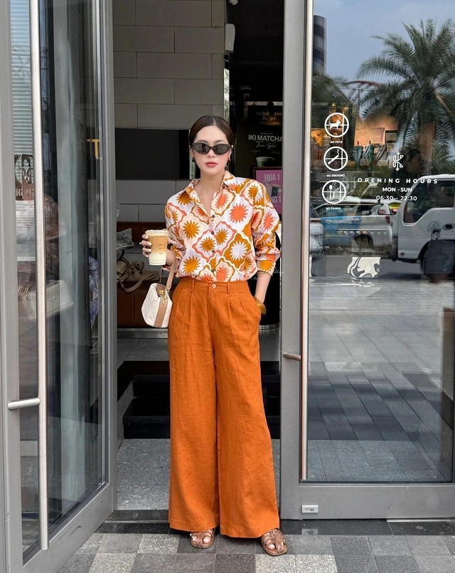 Họa tiết hoa không chỉ dừng lại ở sự mềm mại quen thuộc, mà được làm mới bằng kỹ thuật in 3D, hoa thêu nổi, cách điệu pha trộn cảm hứng hình học hoặc kết hợp hoa bản lớn tạo điểm nhấn hiện đại, làm nên một mùa thu đầy ánh sáng cho các nữ tín đồ