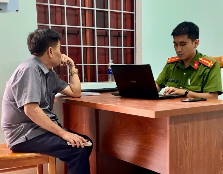 Nam thanh niên dọa tông người rồi cố tình đâm xe vào xe bán hàng Công an phường Kon Tum đã mời người đàn ông lái ô tô trong clip lên làm việc - Ảnh: Dương Anh Hùng