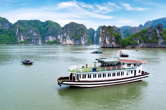 Nâng cao cảnh báo, đảm bảo an toàn du lịch sau vụ lật tàu ở vịnh Hạ Long Tạm dừng cấp phép tàu chở khách ra vịnh Hạ Long từ 20 -7