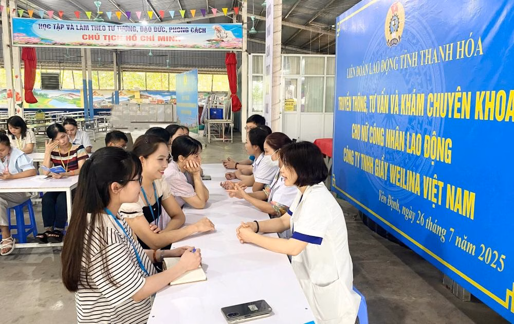 Nâng cao sức khỏe sinh sản cho nữ công nhân tại doanh nghiệp Tư vấn, khám chuyên khoa cho các nữ công nhân lao động. Ảnh: Thúy Hà