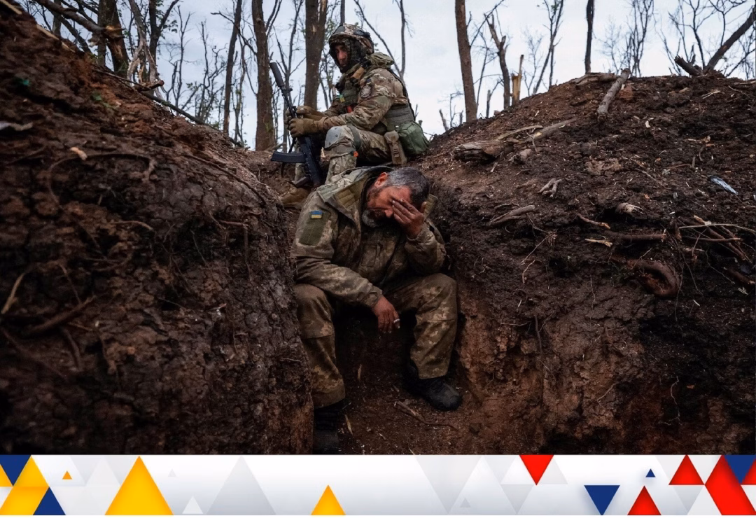 Nga dội hỏa lực ồ ạt vào Ukraine, ghi nhận hơn 8.000 quân địch bị tiêu diệt trong một tuần Bản đồ chiến sự Nga - Ukraine tại Pokrovsk ngày 22/7. Trong đó, Moscow kiểm soát phần màu nâu, các khu vực màu đỏ là nơi họ mới giành được và đang tiếp tục tấn công theo những mũi tên đỏ (Ảnh: Rybar).