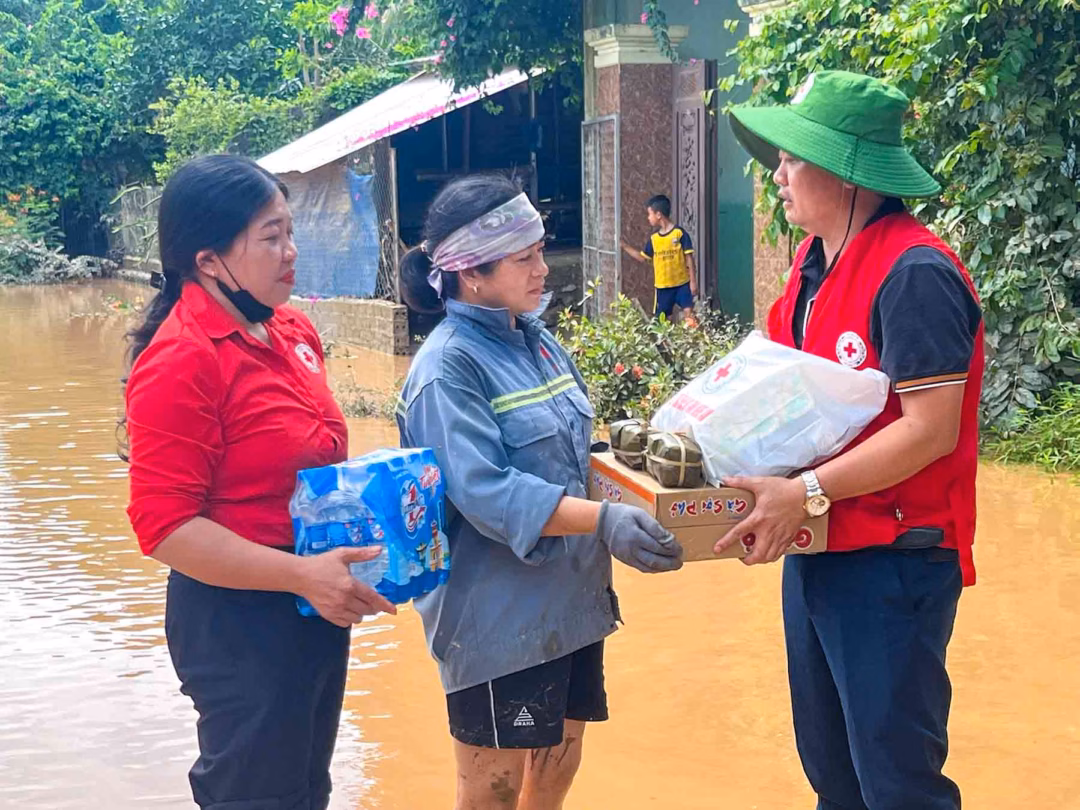 Nghệ An: Hội Chữ thập đỏ mang quà đến người dân vùng lũ Mỗi phần quà là lời động viên tinh thần ấm áp đến người dân vùng lũ cố gắng vượt qua khó khăn trước mắt. Ảnh: Hải Dương