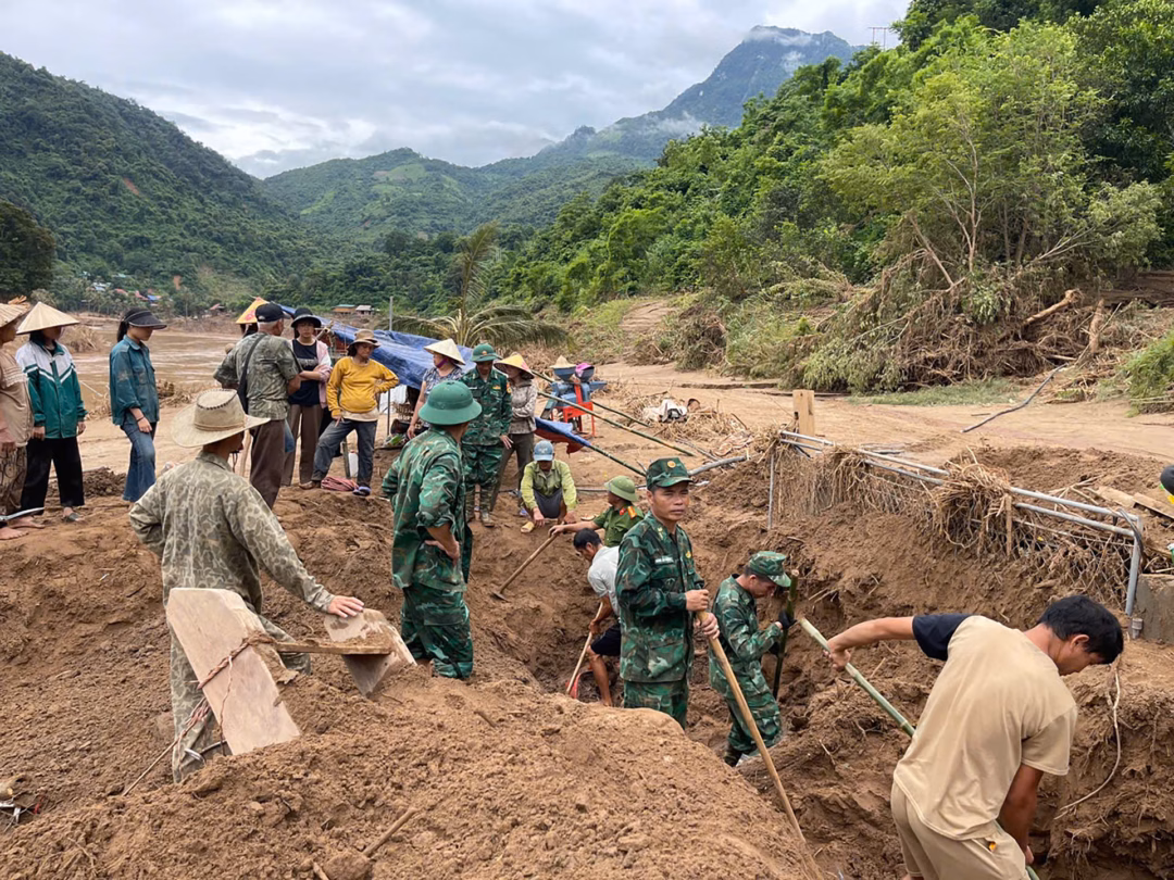 Nghệ An huy động lực lượng hỗ trợ người dân vượt qua hậu quả lũ lụt Bộ đội đào đất tìm tài sản cho bà con xã Mỹ Lý. Ảnh: H.Thượng
