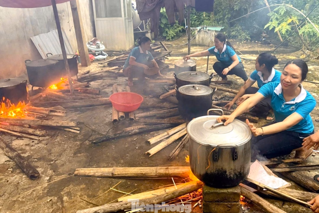 Những chiếc bánh chưng gói trọn nghĩa tình gửi tới bà con vùng lũ.