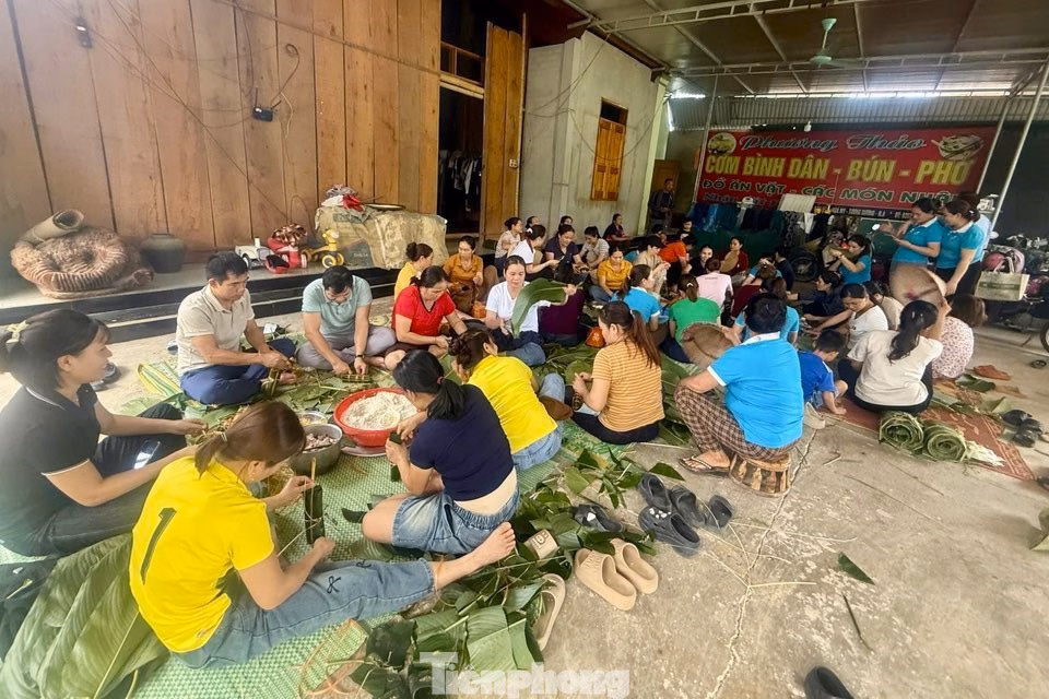 Những ngày qua, chị em phụ nữ xã Nga My, tỉnh Nghệ An đã gói và nấu hơn 1.000 chiếc bánh chưng . Cùng với đó, 2 tạ gạo, hàng chục thùng mì tôm và nước sạch cũng được chia đều vào các túi riêng biệt. Số hàng cứu trợ này đã nhanh chóng được chuyển tới các địa bàn đang bị ảnh hưởng bởi mưa lũ ở miền Tây xứ Nghệ.