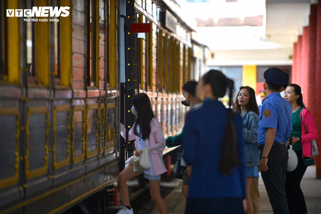 Ngày nay, ga Đà Lạt duy trì đoàn tàu du lịch gồm 1 đầu máy thường cùng 3 toa xe chạy tuyến nội ô ga Đà Lạt - ga Trại Mát với tổng chiều dài 7km. Mỗi ngày hàng nghìn du khách đều phải xếp hàng để lên tàu trải nghiệm tour đường sắt mang đậm ký ức Đà Lạt xưa.