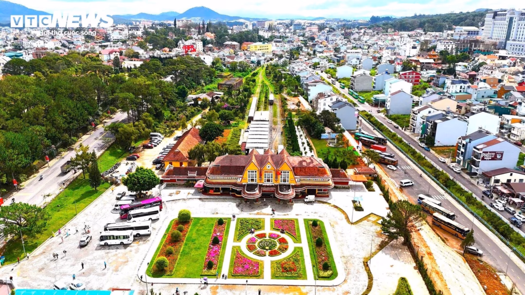 Bên trên là mái ngói và tường vách kiên cố, màu sắc hoài cổ, đẹp mãi với thời gian trăm năm.