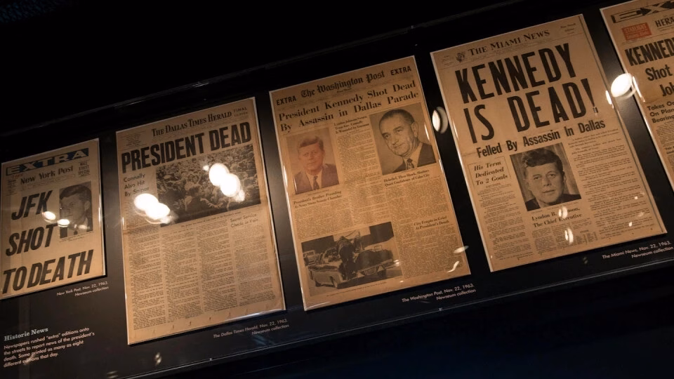 Phong cách sống của Jackie Kennedy – biểu tượng vẻ đẹp và trí tuệ mãi không phai Năm 1951, bà Jackie và em gái Lee Radziwill được chụp lại khi đang trên tàu trở về Mỹ sau chuyến du lịch dài ngày ở châu Âu.