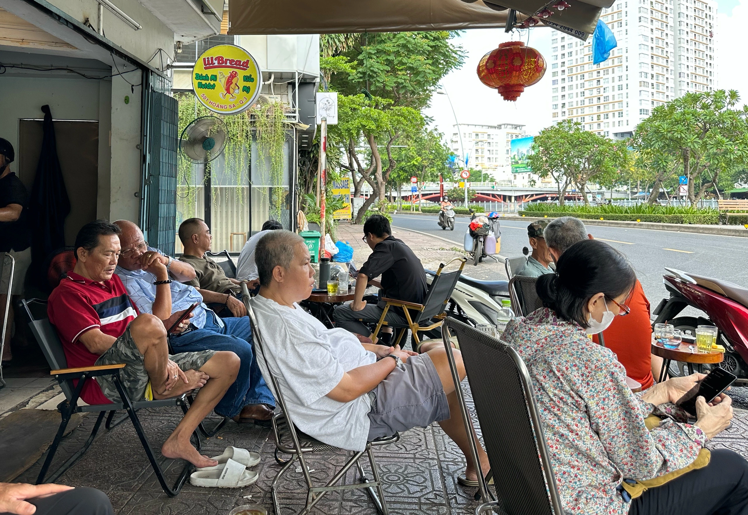 Quán cà phê ở TP.HCM bị chỉ trích vì yêu cầu khách hàng giữ im lặng khi chơi trò ma sóι Quán cà phê là địa điểm hẹn hò, trò chuyện quen thuộc với nhiều người ở TP.HCM