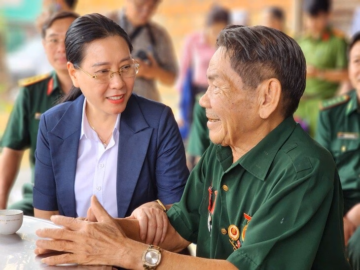 Bí thư Quảng Ngãi đi dọc biên giới thăm gia đình thương binh, liệt sĩ - Ảnh 2.