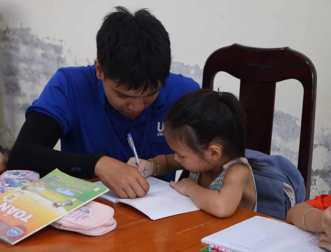 Sinh viên tình nguyện dạy học cho trẻ em.
