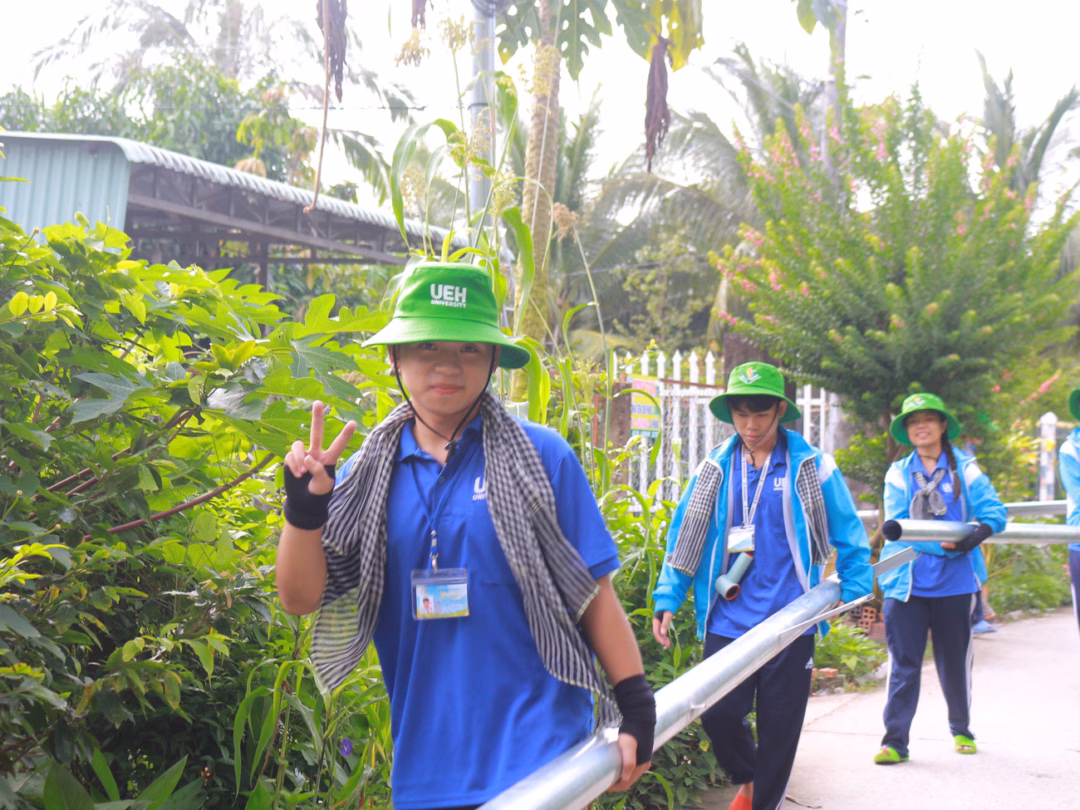 Sinh viên tình nguyện tham gia làm công trình Thắp sáng đường quê tại Vĩnh Long.