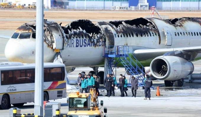 Sự cố Boeing 787 làm dấy lên nỗi sợ bay, liệu bay vẫn an toàn? Máy bay của Air Busan bốc cháy hôm 29/1. Ảnh: Yonhap