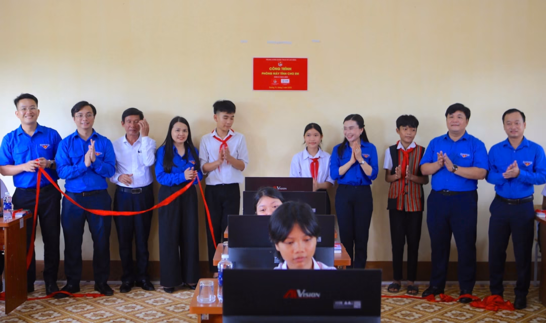 T.Ư Đoàn tri ân các địa danh linh thiêng tại Quảng Trị dịp kỷ niệm 78 năm Ngày Thương binh – Liệt sĩ Chiều 25.7, đoàn công tác có mặt tại Trường tiểu học và THCS Gio An (xã Cồn Tiên) để dự lễ khánh thành phòng học máy tính, lắp đặt 15 bộ máy vi tính với tổng trị giá 75 triệu đồng. - ẢNH: NGUYỄN PHÚC