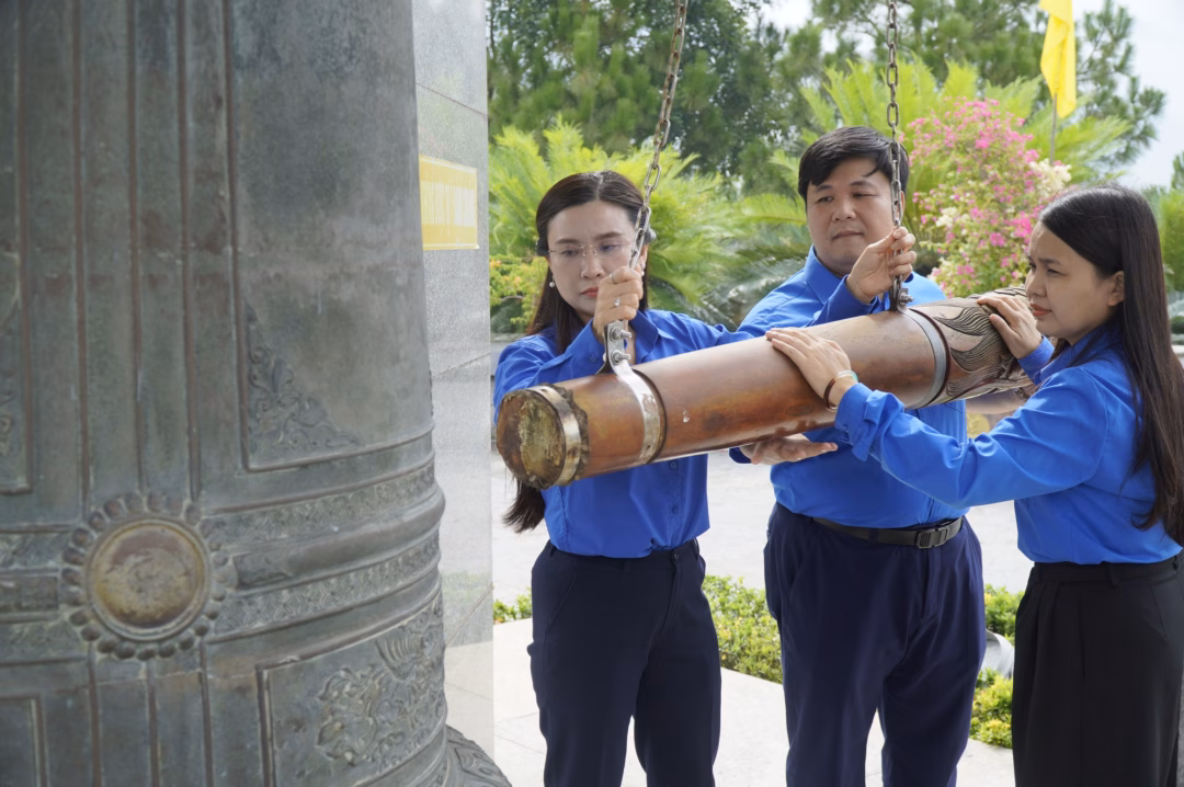 T.Ư Đoàn tri ân các địa danh linh thiêng tại Quảng Trị dịp kỷ niệm 78 năm Ngày Thương binh – Liệt sĩ Chị Nguyễn Phạm Duy Trang cùng các thành viên trong đoàn đánh 9 tiếng chuông tri ân các anh hùng liệt sĩ - ẢNH: NGUYỄN PHÚC