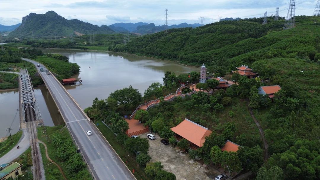 T.Ư Đoàn tri ân các địa danh linh thiêng tại Quảng Trị dịp kỷ niệm 78 năm Ngày Thương binh – Liệt sĩ Không chỉ dừng lại ở các hoạt động tri ân, chuyến công tác còn hướng đến việc hỗ trợ cộng đồng thông qua nhiều hành động thiết thực. - ẢNH: NGUYỄN PHÚC