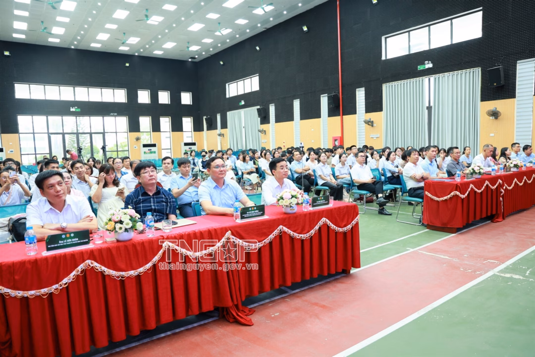 Ban Tổ chức, các nhà tài trợ cùng các em học sinh chụp ảnh lưu niệm