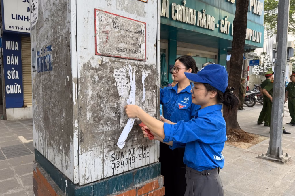 Trước đó, Đoàn phường Đống Đa phối hợp với các đơn vị ra quân "Ngày Chủ nhật xanh"