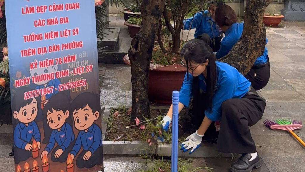 Các bạn trẻ chỉnh trang từng góc nhỏ tại các Nhà bia tưởng niệm liệt sĩ